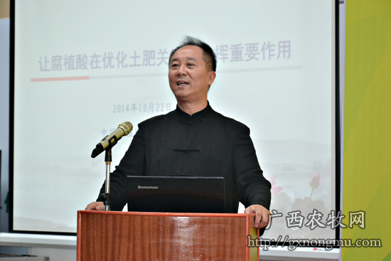 中国腐植酸工业协会理事长曾宪成正在讲解肥料在使用的过程中对土壤环境的重要性