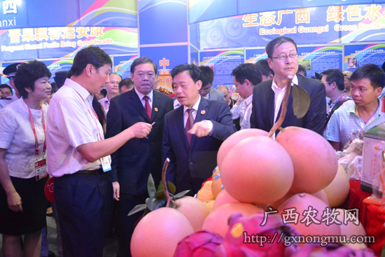 谢泽宇厅长（左一）向屈冬玉副部长（左三）和张秀隆副主席（左二）介绍名优农产品