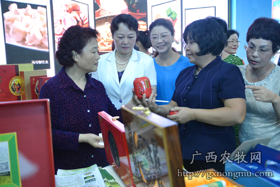 刘新文副主任巡展，听女企业家介绍该茶叶产品