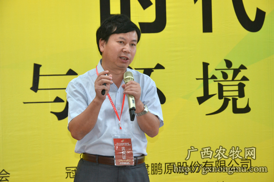 华南农业大学教授张承林正在讲解如何高效施肥