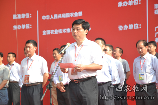 南宁市人民政府副市长黄宁在开幕式上讲话